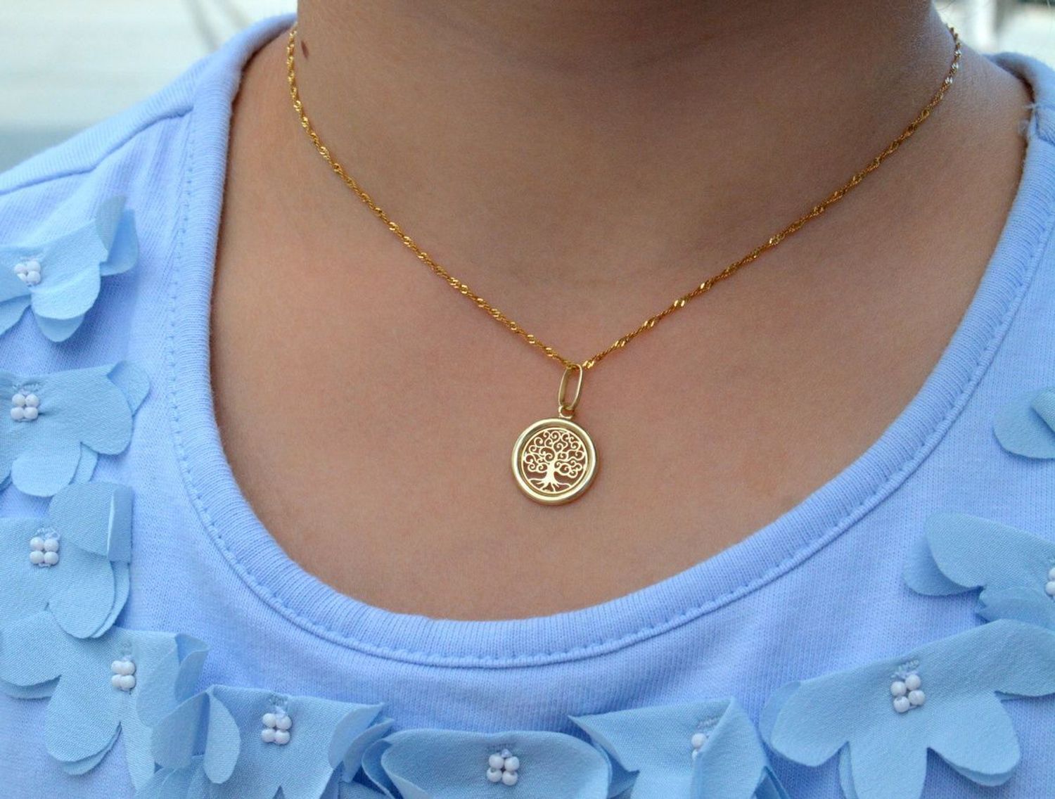 Złota zawieszka próby 333 drzewko szczęścia ZA 6291 333. Złota zawieszka w kształcie drzewka na szczęście. Elegancki wisiorek wykonany z próby 333 żółtego złota. Ta unikalna biżuteria, która zachwyci każdą kobietę. Element o.jpg